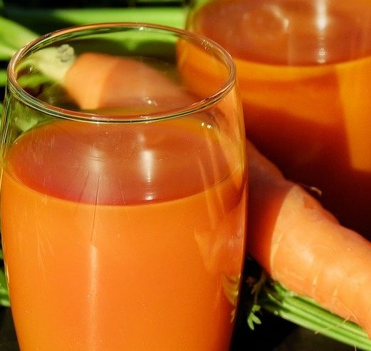 Photo de carotte et un verre de jus de carotte bienfaits et bon pour la santé