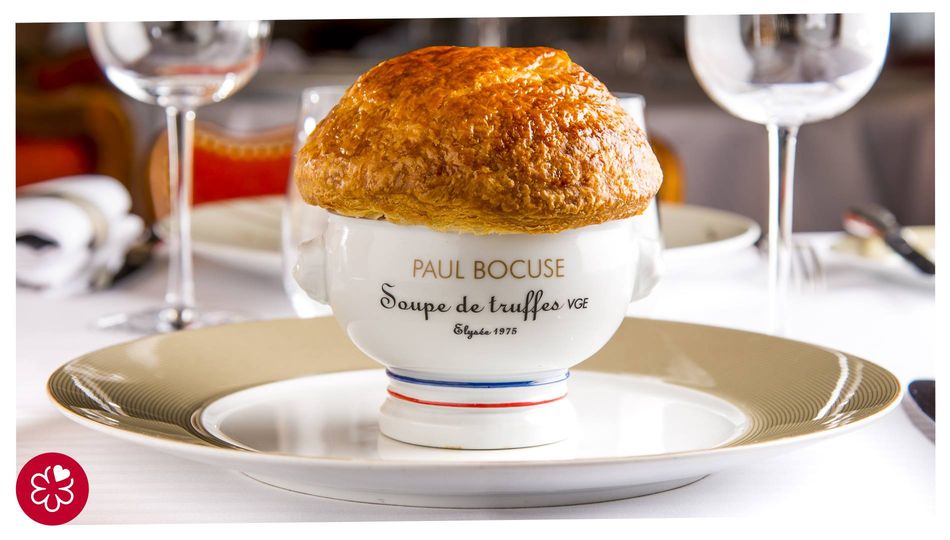 Photo d'un bol la soupe aux truffes noires VGE Paul Bocuse