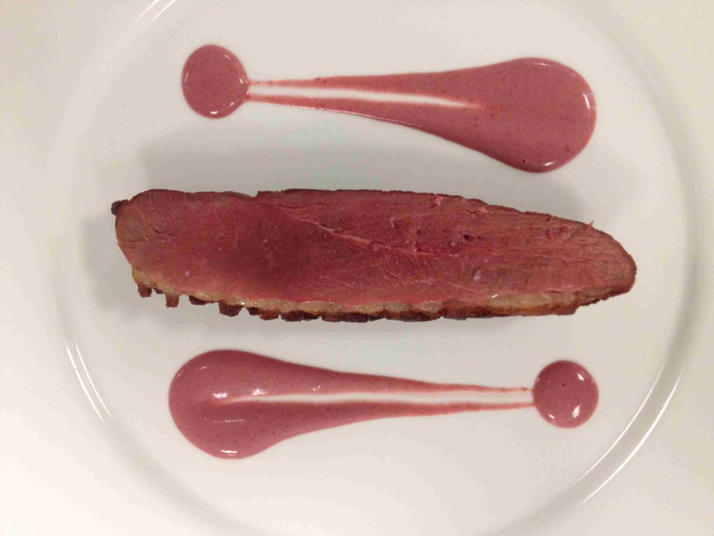 Magret rôti, sauce aux baies roses, purée de céleris et garniture printanière par Franck Page.
