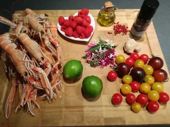 Salade de langoustines aux framboises et sa vinaigrette au citron vert et pépins de tomates