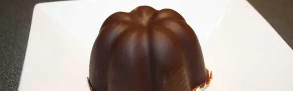 Tiramisu de framboises dans sa coque en chocolat